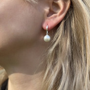Earrings with natural pearls
